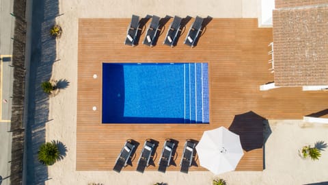 Indoor pool, sun loungers