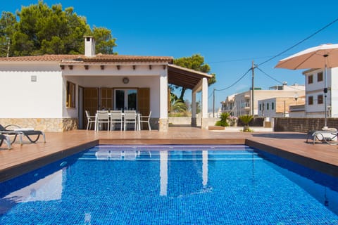 Indoor pool, sun loungers