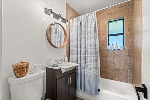 Combined shower/tub, towels