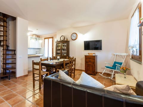 Building, Plant, Property, Window, Land Lot, Urban Design, Landscape, Neighbourhood, Grass, Leisure