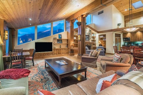 2 Penthouse 702 Living Room 2