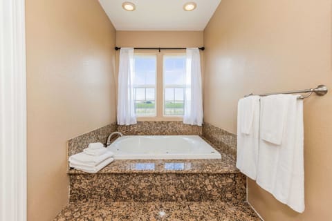 Combined shower/tub, jetted tub, hair dryer, towels