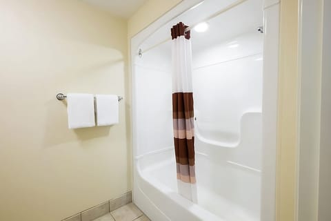 Combined shower/tub, hair dryer, towels