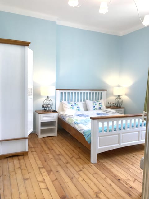 3 bedrooms, iron/ironing board, cribs/infant beds, internet