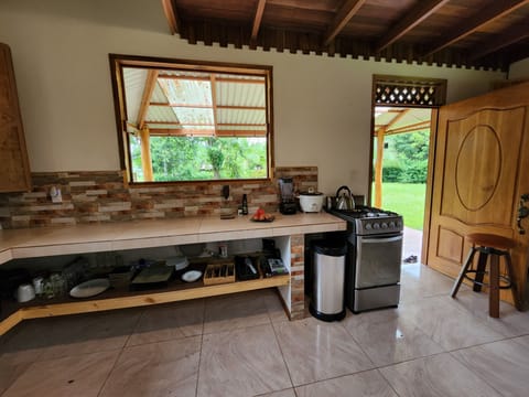 Fridge, oven, stovetop, coffee/tea maker