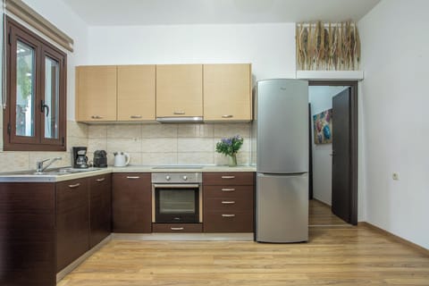 Fridge, oven, stovetop, coffee/tea maker