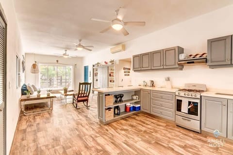 Fridge, oven, stovetop, coffee/tea maker