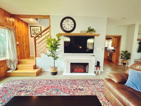 Curl up our leather sofas and watch TV with the glow of our electric fireplace🔥