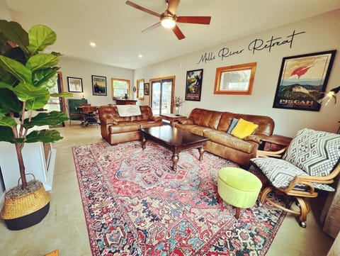 The ultimate gathering place! Flat screen, fireplace, bar, games, comfy sofas👍🏼👍🏼