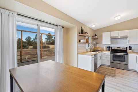 Fridge, oven, stovetop, coffee/tea maker