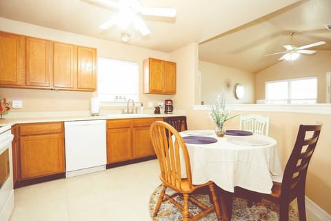 Kitchen & dining area