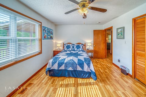 Queen bed w closet- upstairs