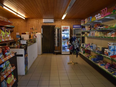 Cloud, Water, Sky, Property, Plant, Swimming Pool, Building, Window, Azure, Blue