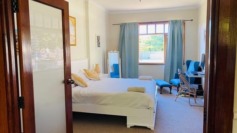 4 bedrooms, in-room safe, desk, iron/ironing board