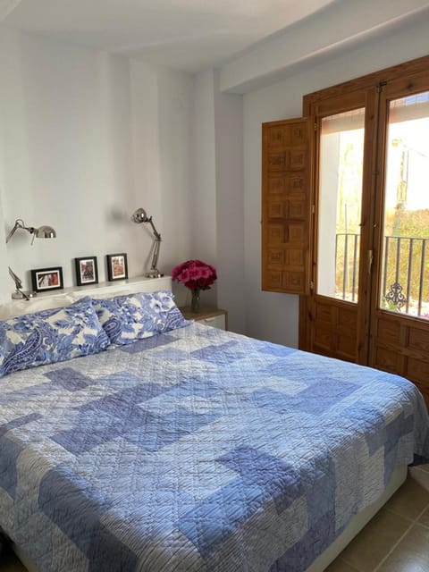 Queen size bed, light-blocking shutters