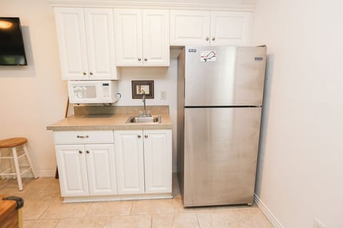 Full-size fridge, microwave, oven, stovetop