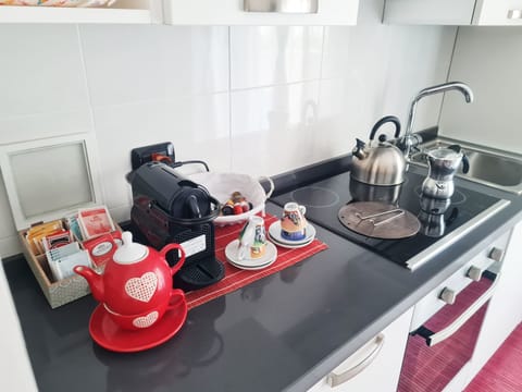 Fridge, stovetop, coffee/tea maker, electric kettle