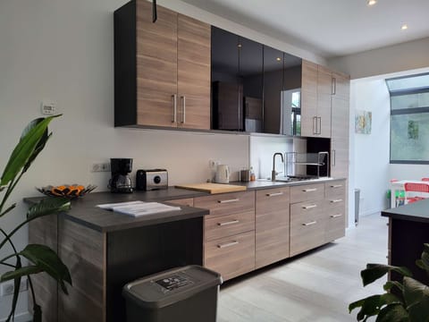 Cuisine spacieuse et équipée pour préparer des délicieux repas