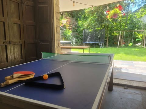 Une table de billard convertible en table de ping-pong vous permettra de vous amuser dans l'aire de jeux