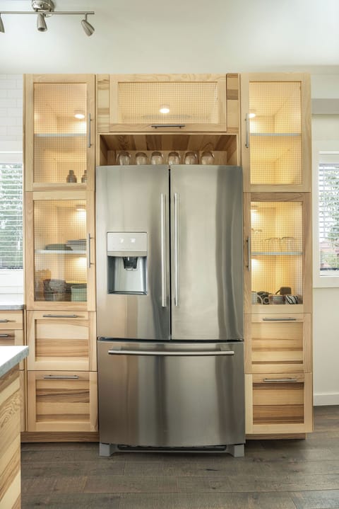 Fridge, oven, dishwasher, coffee/tea maker