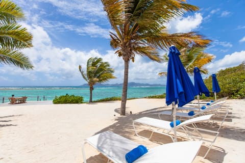 Beach nearby, sun loungers, beach towels