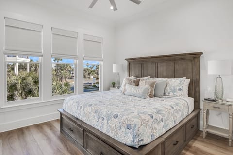 2nd FL King bed suite w/private balcony, fan,smart TV w/cable, views of lake