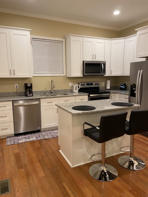 Private kitchen | Fridge, microwave, oven, stovetop