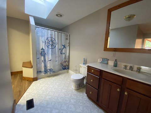 Combined shower/tub, towels, toilet paper