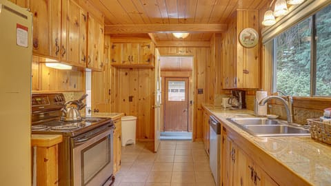 Kitchen with storage25