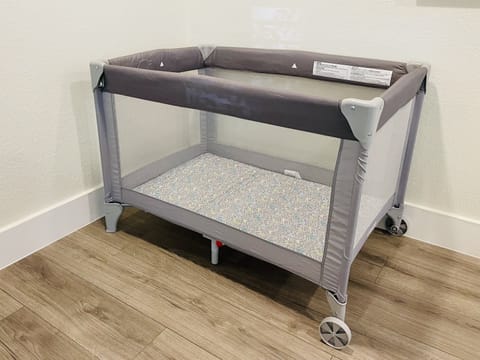 4 bedrooms, desk, iron/ironing board, travel crib