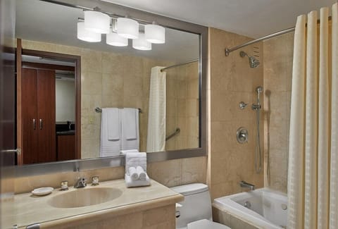 Combined shower/tub, hair dryer, towels