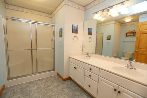 Combined shower/tub, towels