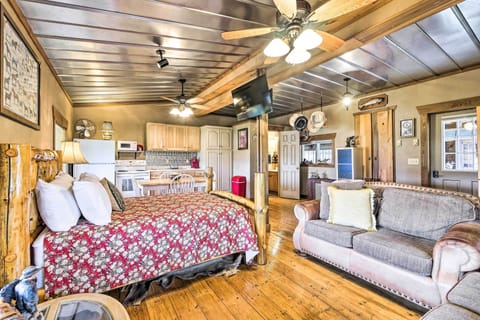 Studio | Smart TV w/ Cable