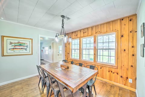 Dining Area | Dishware/Flatware Provided