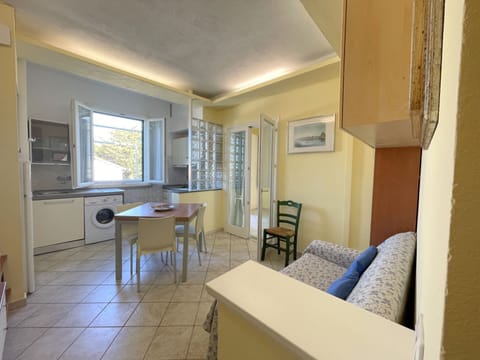 living room/kitchenette