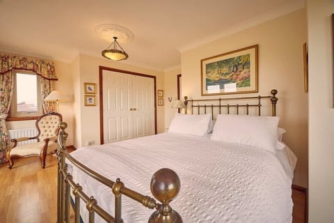 5 bedrooms, premium bedding, iron/ironing board, travel crib