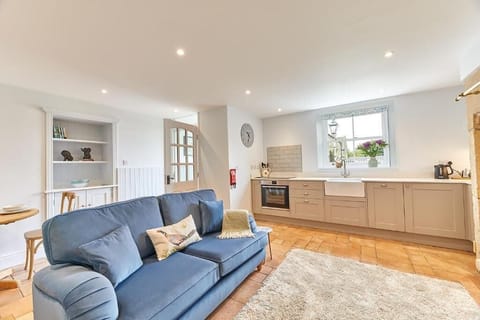 Maggies, Wall - Host & Stay