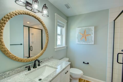 Combined shower/tub, towels