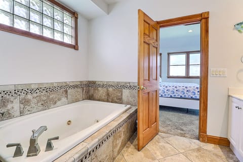 Combined shower/tub, towels