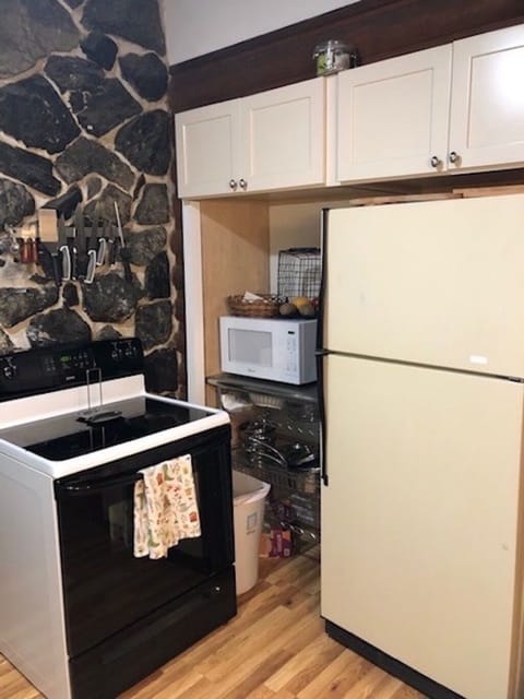 Functional lay out in the kitchen with everything for the chef or novice cook.