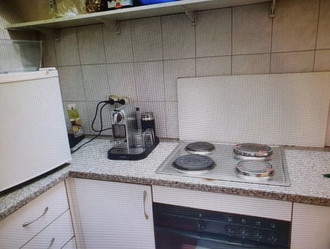 Fridge, oven, stovetop, coffee/tea maker