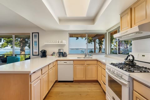 With views like this, you'll be volunteering to do the dishes.