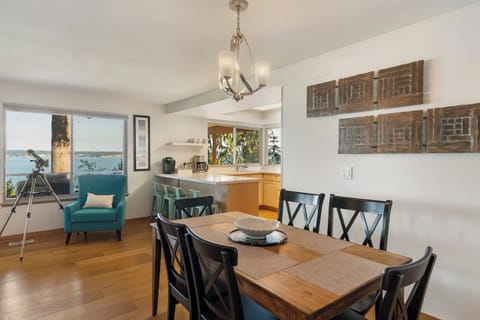 With seating for four at the peninsula bar and a dining table for 6 tucked away under a modern chandelier, there’s room for the entire group to enjoy that meal together. 