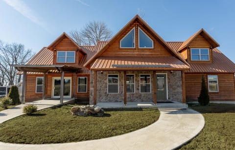 Welcome to Hearth Stone Retreat, an experience all ages can enjoy together. Two minutes from public access and 4 miles to Campbell Point marina. Activities for everyone, Rec-room, fire pit & playground Centrally located. Cook’s kitchen Room for boat