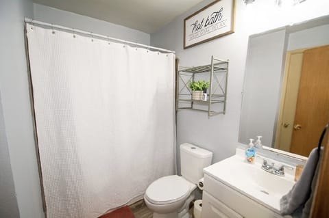 Combined shower/tub, towels