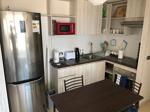 Fridge, oven, stovetop, coffee/tea maker