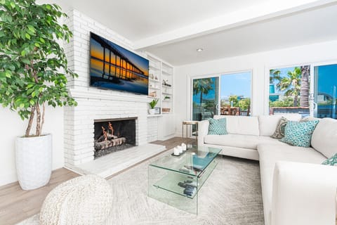 This sunny lower unit is perfectly flanked by ocean and harbor - for easy access to all of Newport's outdoor recreation.
                