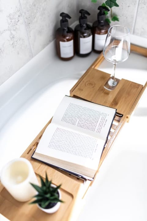 Combined shower/tub, hair dryer, towels