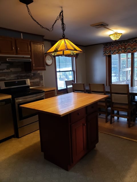 Private kitchen | Fridge, microwave, oven, stovetop