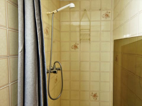 Sky, Mountain, Snow, Cloud, Highland, Slope, Outdoor Recreation, Tree, Freezing, Terrain